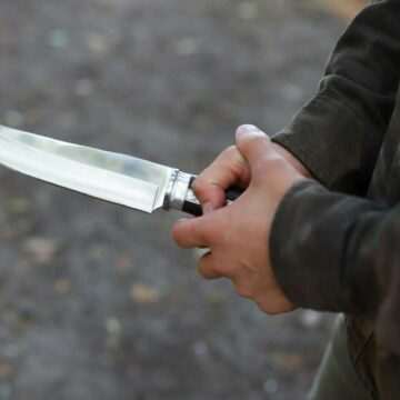 62387218 Doi bărbaţi au înjunghiat trei persoane pe terasa unui bar din Botoşani. Indivizii au fost reţinuţi