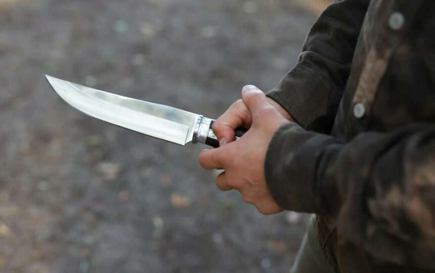 Doi bărbaţi au înjunghiat trei persoane pe terasa unui bar din Botoşani. Indivizii au fost reţinuţi