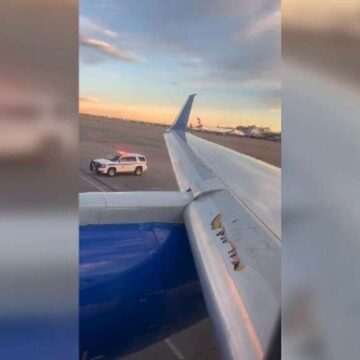 62427698 Un pilot a aterizat de urgență după ce aripa avionului s-a rupt în timpul zborului