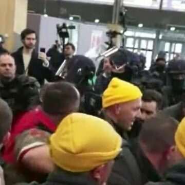 Haos la târgul agricol de la Paris. Fermierii s-au îmbrâncit cu polițiștii și au cerut demisia lui Macron