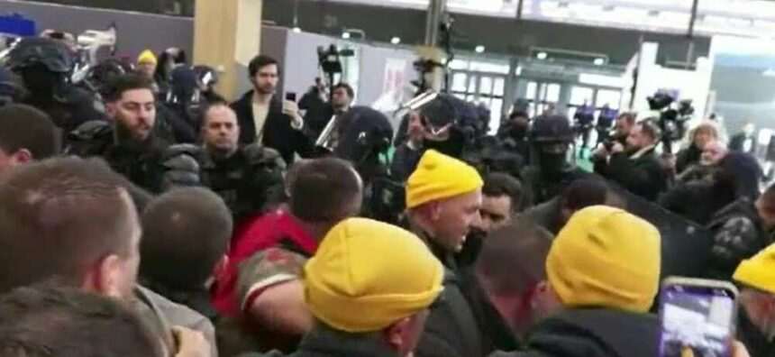 Haos la târgul agricol de la Paris. Fermierii s-au îmbrâncit cu polițiștii și au cerut demisia lui Macron