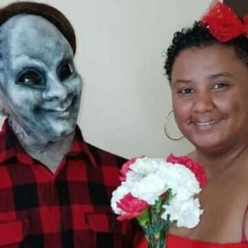 O poveste de dragoste neobișnuită: Femeia care s-a căsătorit cu o păpușă zombie și un extraterestru