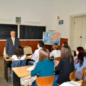 Profesor renumit, pus pe drumuri de birocrații din Primăria Bacău, la 50 de ani de căsătorie