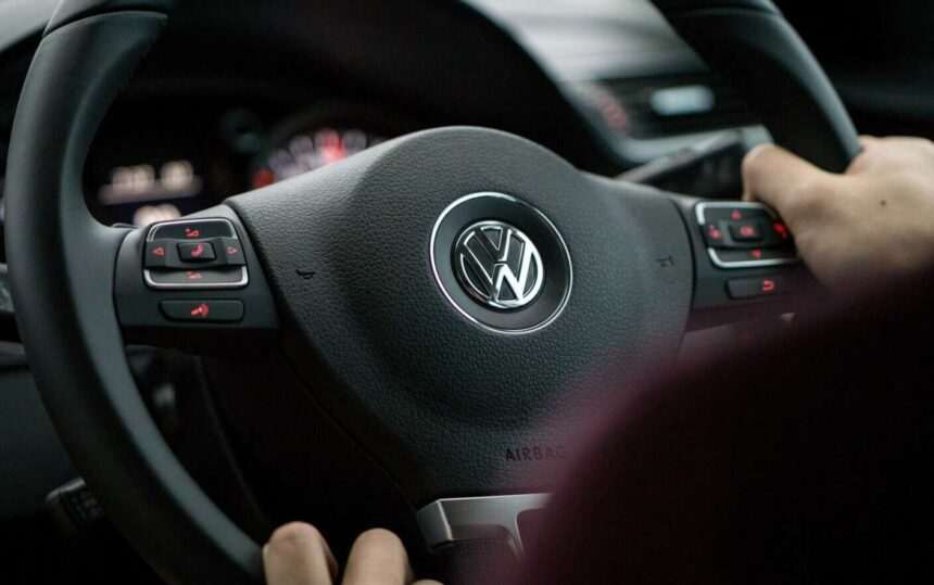 Riscul unui incendiu: Peste 260.000 de mașini Volkswagen rechemate în service