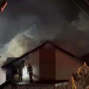 img-231 Incendiu la două case din Bragadiru. Pompierii intervin cu opt autospeciale VIDEO