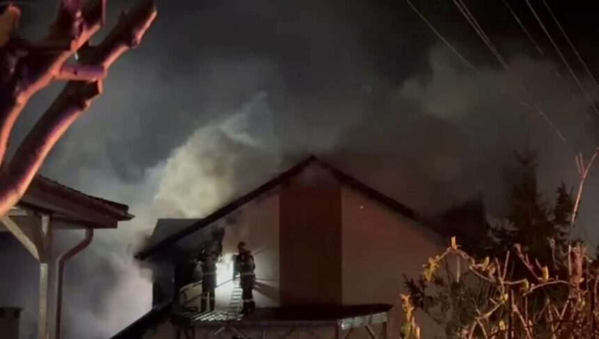img-231 Incendiu la două case din Bragadiru. Pompierii intervin cu opt autospeciale VIDEO