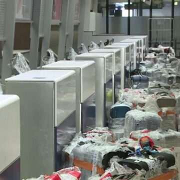 Sisteme automate în aeroporturile din România. Cum vor putea pasagerii să își scaneze singuri bagajele de cală