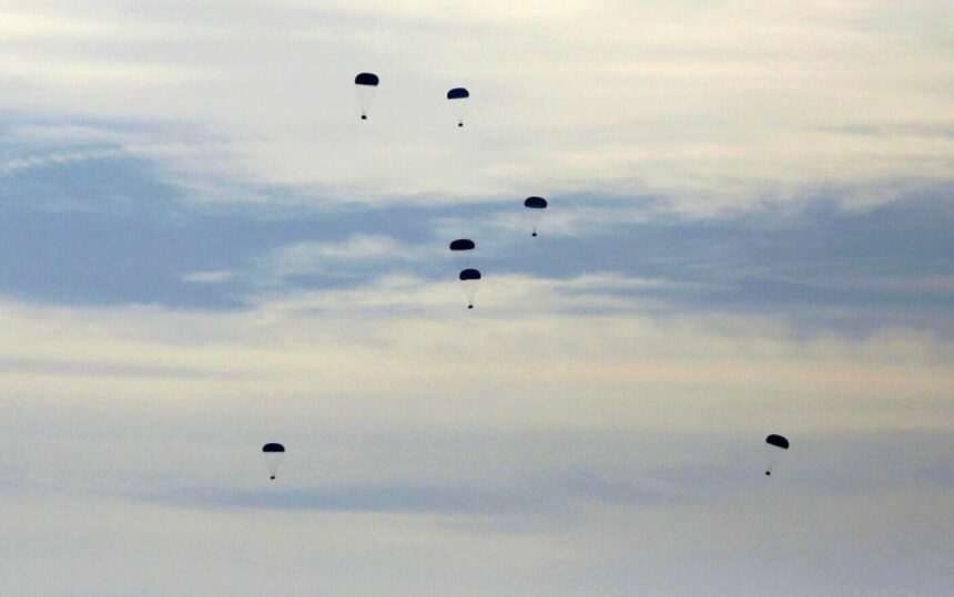 img-249 Ajutoare umanitare aruncate din avioane pentru populația din Fâșia Gaza