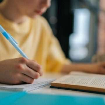 Nivelul de încredere al elevilor români în instituțiile europene versus cele naționale