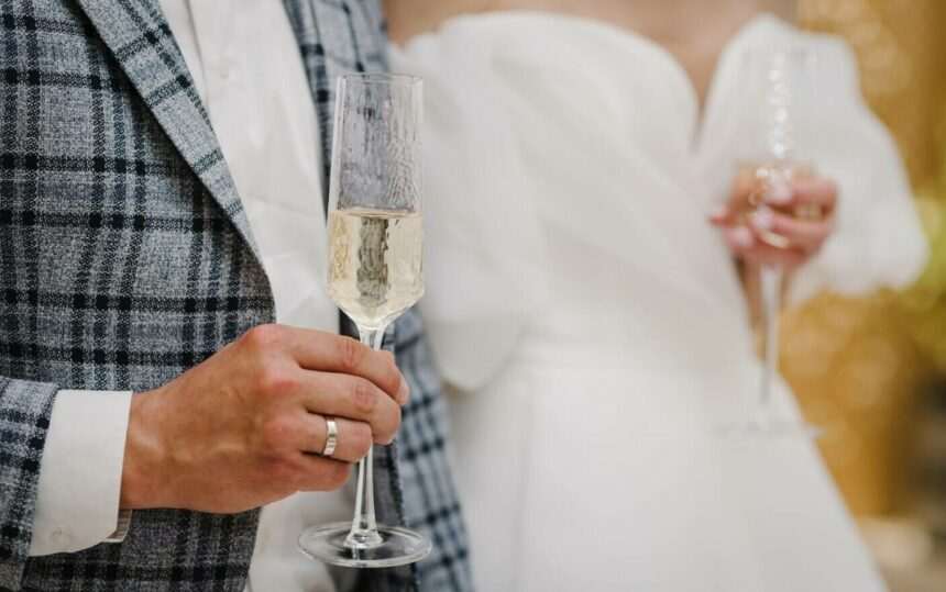 Scandalul unei badante care s-a casatorit cu fiul batranei pe care o avea in grija