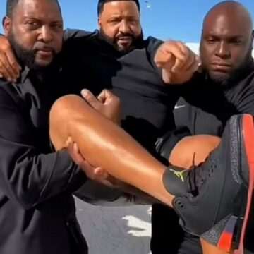 DJ Khaled și bodyguarzii săi care l-au purtat până la scenă pentru a nu-și murdări încălțămintea