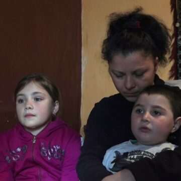 Drama unei familii din Iași: La 10 ani, Ștefania își dorește măcar lemne de foc, să nu le mai fie frig fraților