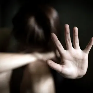 Agent de pază trimis în judecată pentru violarea unei fete dintr-un centru de plasament