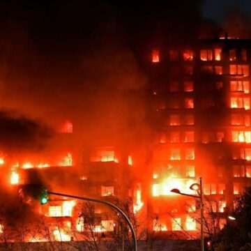 img-67 Incendiu de proporții în Valencia: Un bloc de 14 etaje în flăcări