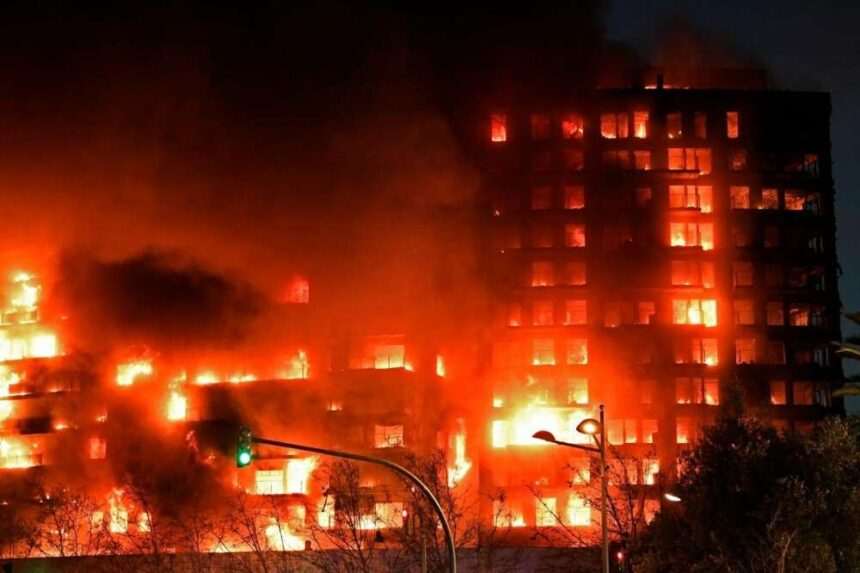 img-67 Incendiu de proporții în Valencia: Un bloc de 14 etaje în flăcări