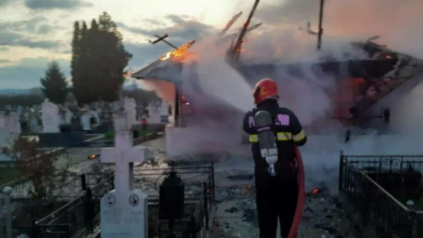 img-1059 Incendiu la o biserică veche din Vâlcea