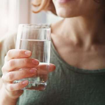 Câtă apă ar trebui să bem pe zi și care sunt cele mai bune ore pentru băut apă. Sfatul nutriționiștilor
