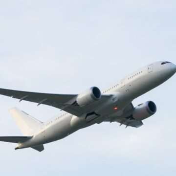 Avionul care a fost la un pas de prăbușire a căzut brusc după ce o stewardesă a apăsat din greșeală un buton