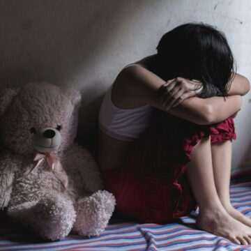 Fetiță de 8 ani abuzată sexual de doi vecini: consecințele dramatice și măsurile luate de autorități