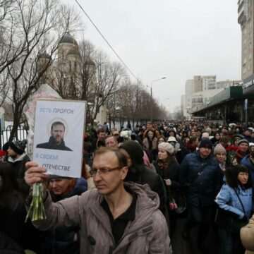 img-119 Miile de ruși îl sfidează pe Vladimir Putin și continuă să vină la mormântul lui Navalnîi