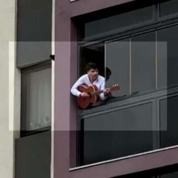 img-1218 Bărbatul care s-a baricadat în apartamentul fostei iubite și amenință că se aruncă de la etajul 4