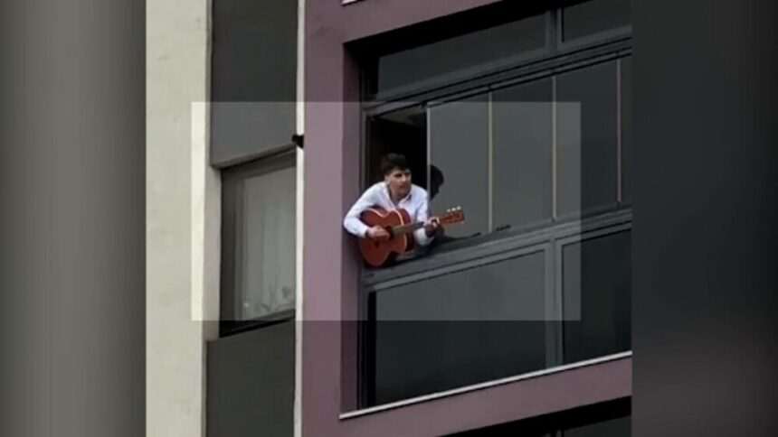 img-1218 Bărbatul care s-a baricadat în apartamentul fostei iubite și amenință că se aruncă de la etajul 4