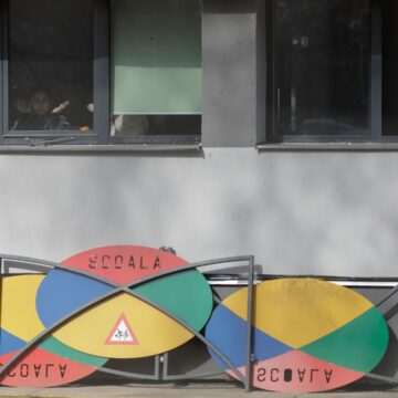 Zeci de școli vor fi închise luni pentru dezinsecție