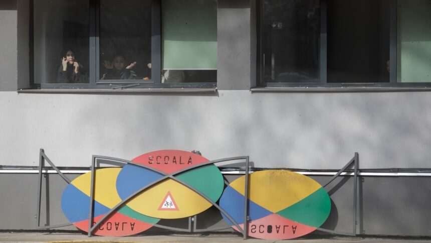 img-1236 Zeci de școli vor fi închise luni pentru dezinsecție