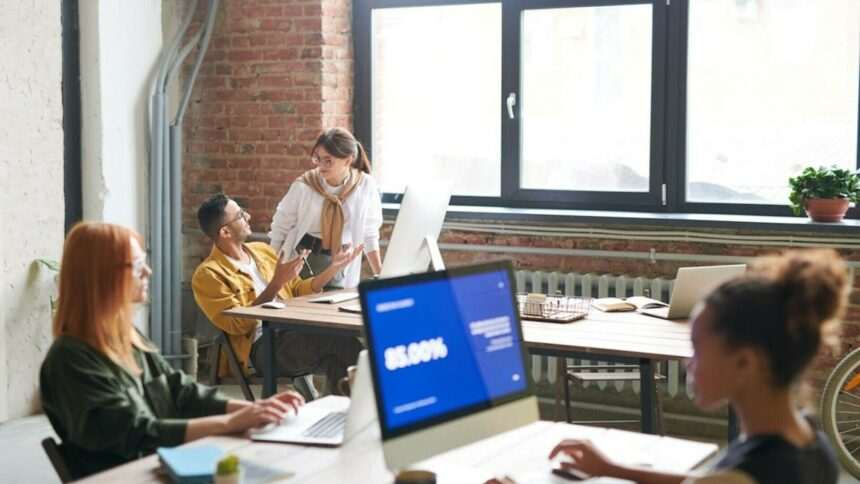 Beneficiile salariale preferate de tineri – Tichete de masă, Carduri de vacanță și Carduri cadou