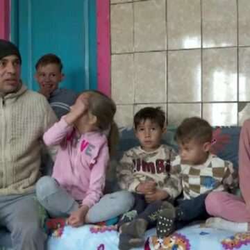 Eroul din Iași: tatăl singur care își crește cei 8 copii părăsiți de soție