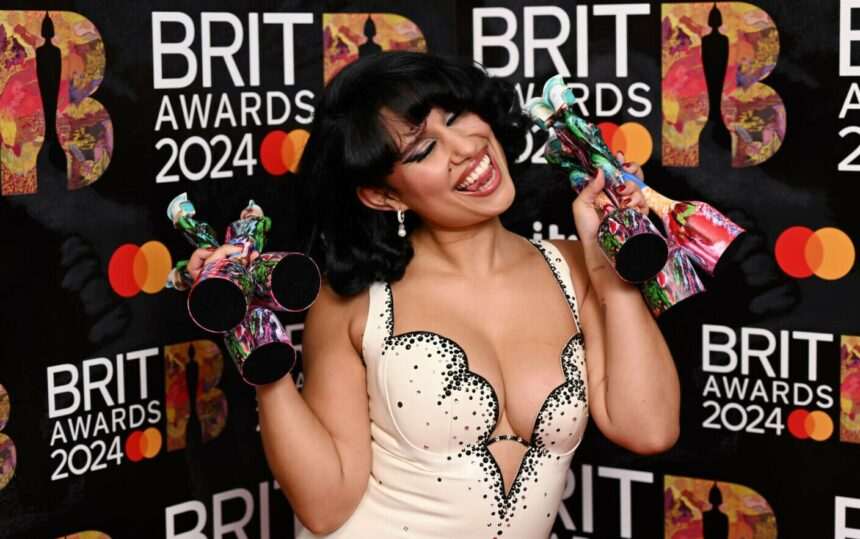 Raye triumfă la BRIT Awards – Lista completă a câștigătorilor