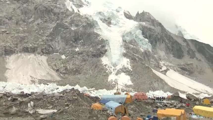 img-1445 Reguli noi pe Everest: Alpiniștii trebuie să-și strângă excrementele