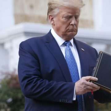img-1557 Donald Trump lansează o Biblie cu prețul de 59,99 dolari: o soluție miraculoasă pentru a face rost de bani