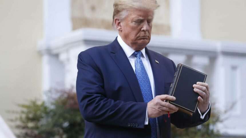 img-1557 Donald Trump lansează o Biblie cu prețul de 59,99 dolari: o soluție miraculoasă pentru a face rost de bani