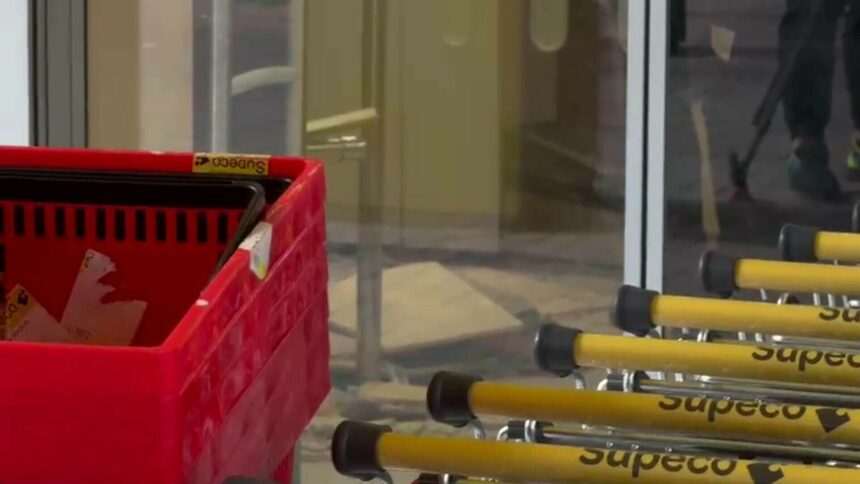 img-1576 Prăbușire de tavan într-un supermarket din București