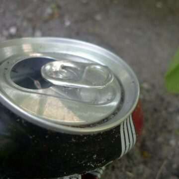 Bărbatul care a aruncat o doză de bere într-un jandarm, condamnat la închisoare cu suspendare și daune morale