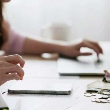 Guvernul oferă bonusuri angajaților de la companiile de stat în pierdere