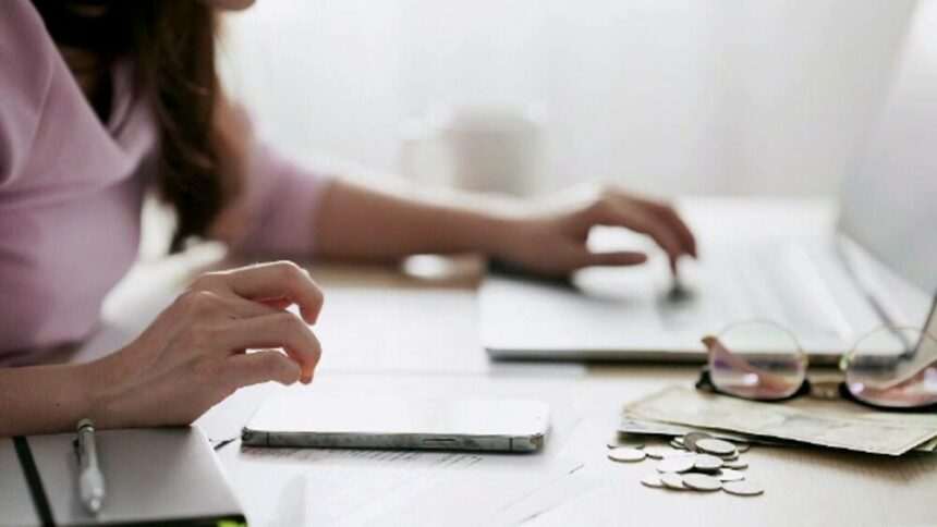 Guvernul oferă bonusuri angajaților de la companiile de stat în pierdere