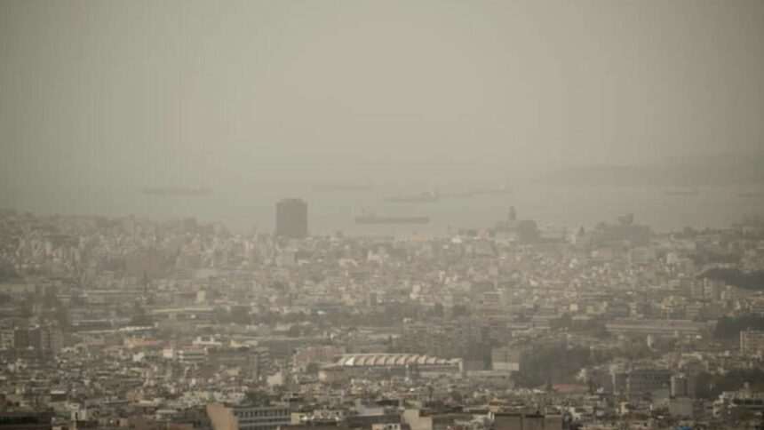 img-1607 Aerul irespirabil din Atena din cauza norilor de praf și nisip din Sahara