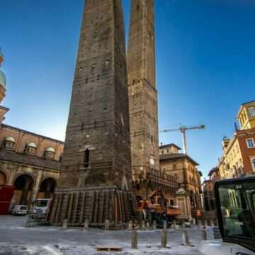 img-1681 Turnul Garisenda din Italia – pericolul prăbușirii și eforturile autorităților de a-l salva