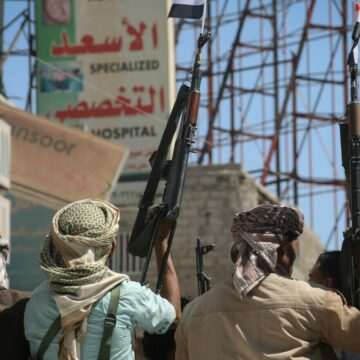 Rebelii houthi din Yemen anunță că vor continua să atace navele britanice din Golful Aden