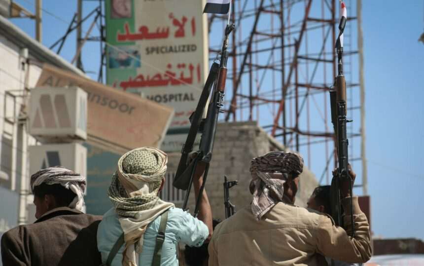 Rebelii houthi din Yemen anunță că vor continua să atace navele britanice din Golful Aden