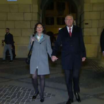 img-1713 Ținuta Doamnei Carmen Iohannis la slujba de Înviere din Sibiu