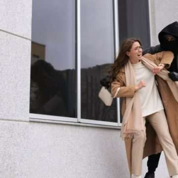 Fenomen violent pe TikTok: Utilizatoarele din New York sunt lovite cu pumnul pe stradă