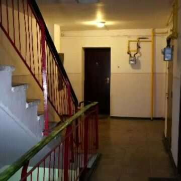 Consecințele grave pentru un ieșean care a împrăștiat poze cu fosta iubită dezbrăcată pe scara blocului ei