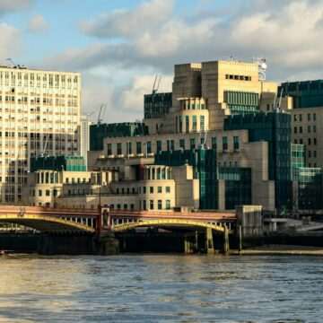 Experiența de lucru pentru MI6: Realitatea din spatele filmelor cu James Bond