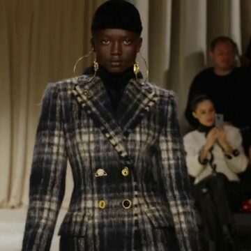 img-245 Săptămâna modei din Paris. Designerul casei Schiaparelli a făcut senzație cu noua colecție pentru toamnă-iarnă