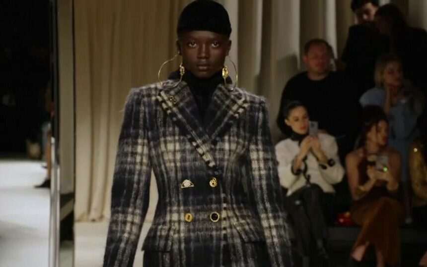 img-245 Săptămâna modei din Paris. Designerul casei Schiaparelli a făcut senzație cu noua colecție pentru toamnă-iarnă