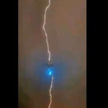 Aeronava Boeing 777 lovită de fulger imediat după decolare