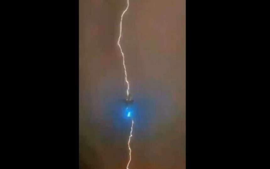 img-331 Aeronava Boeing 777 lovită de fulger imediat după decolare